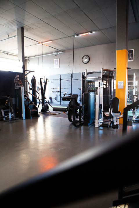 Salle de sport moderne avec équipement de musculation