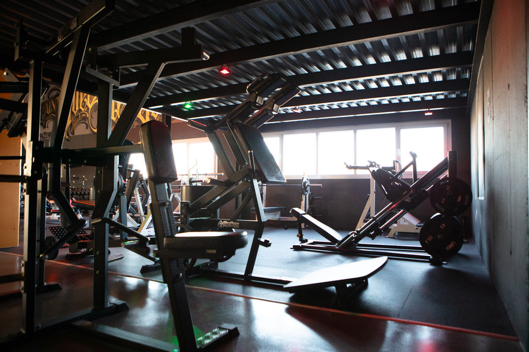 Salle de sport moderne : équipements de musculation