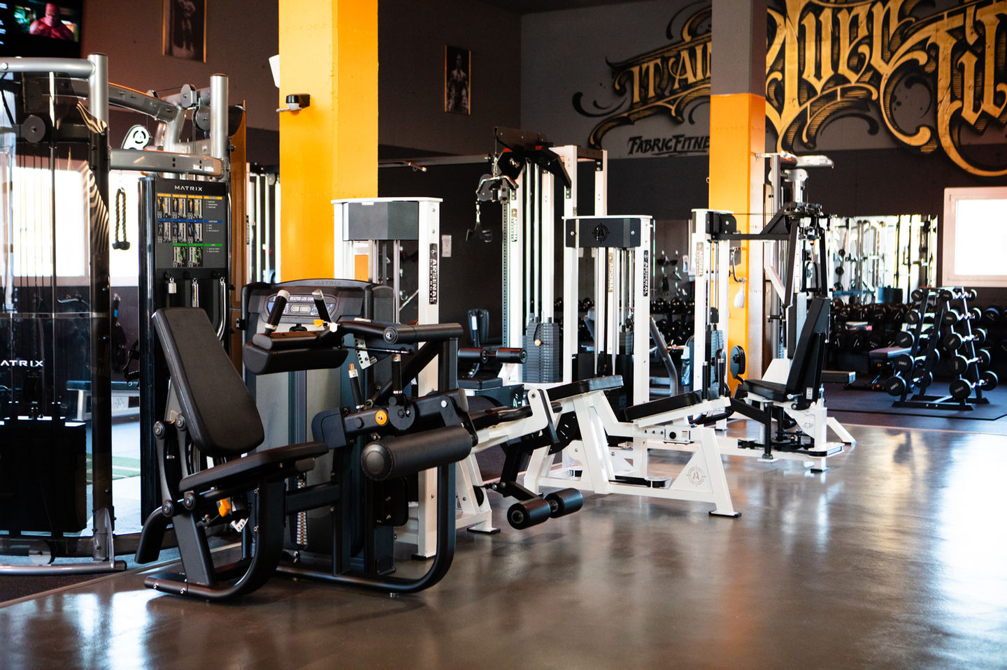 Matériel de musculation dans un gymnase