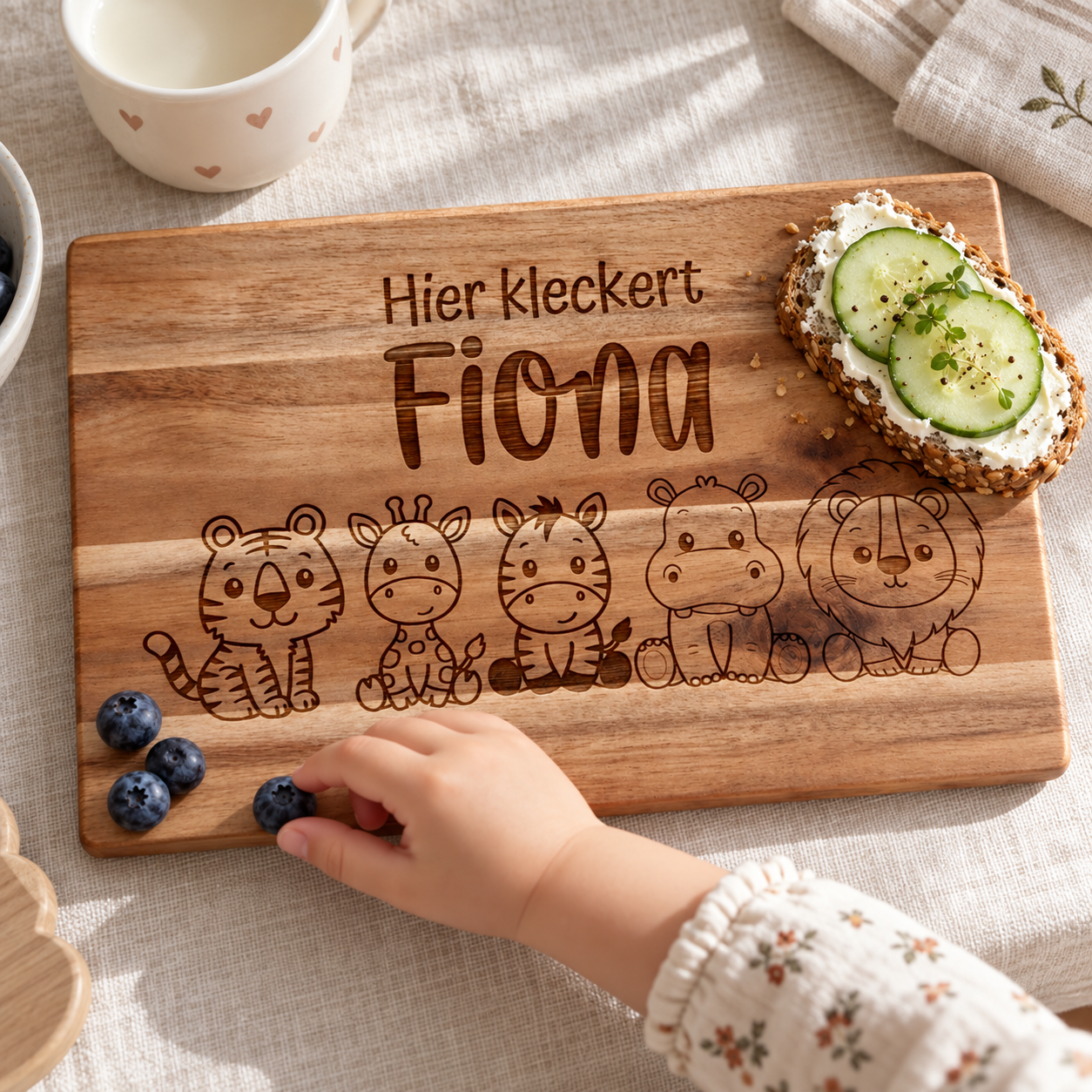 Personalisiertes Frühstücksbrettchen „Hier kleckert …“ mit Safaritieren