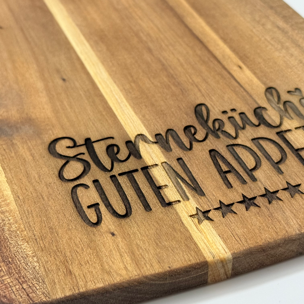 Miniaturbild: Holzbrett mit Gravur „Sternenküche – Guten Appetit“