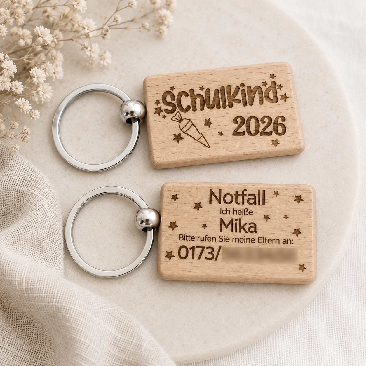 Personalisierter Holz-Schlüsselanhänger Schulkind 2026 mit Notfallkontakt