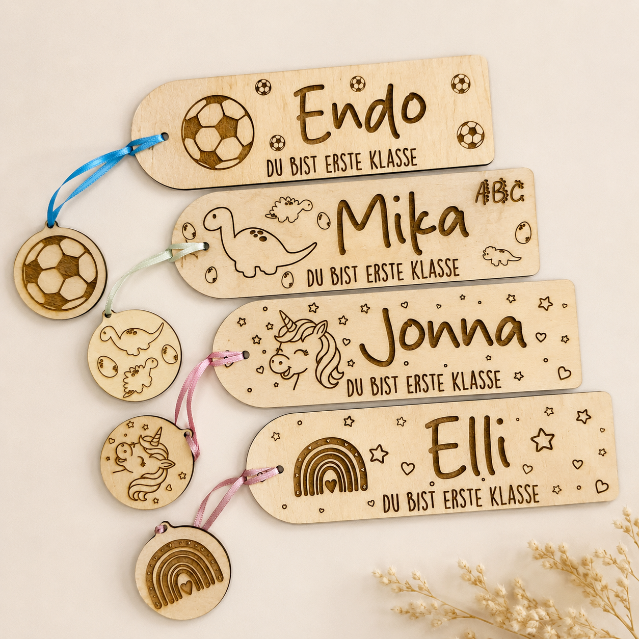 Personalisiertes Lesezeichen aus Holz mit Anhänger – Geschenk zur Einschulung
