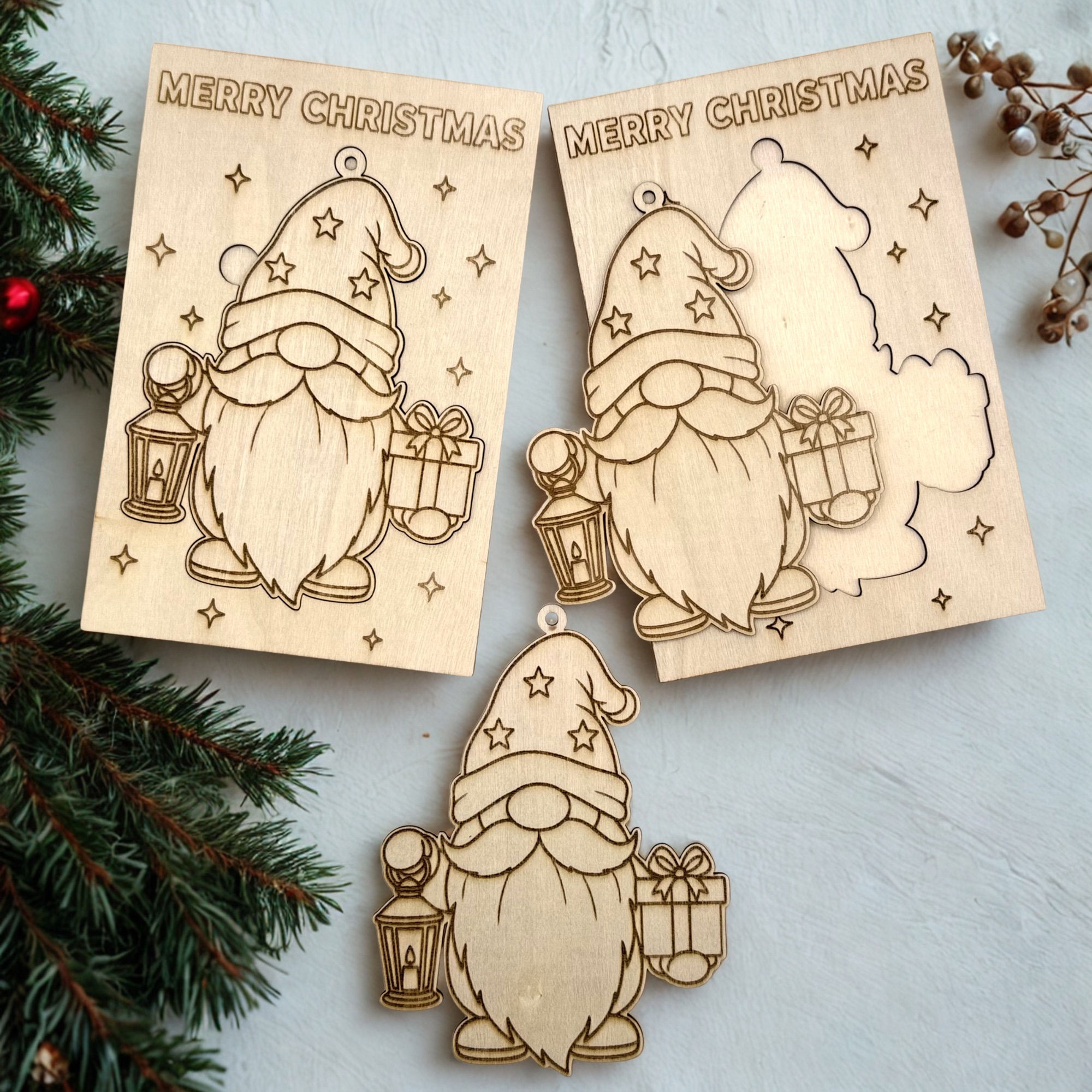 Merry-Christmas Wichtel – Holzkarte mit Anhänger