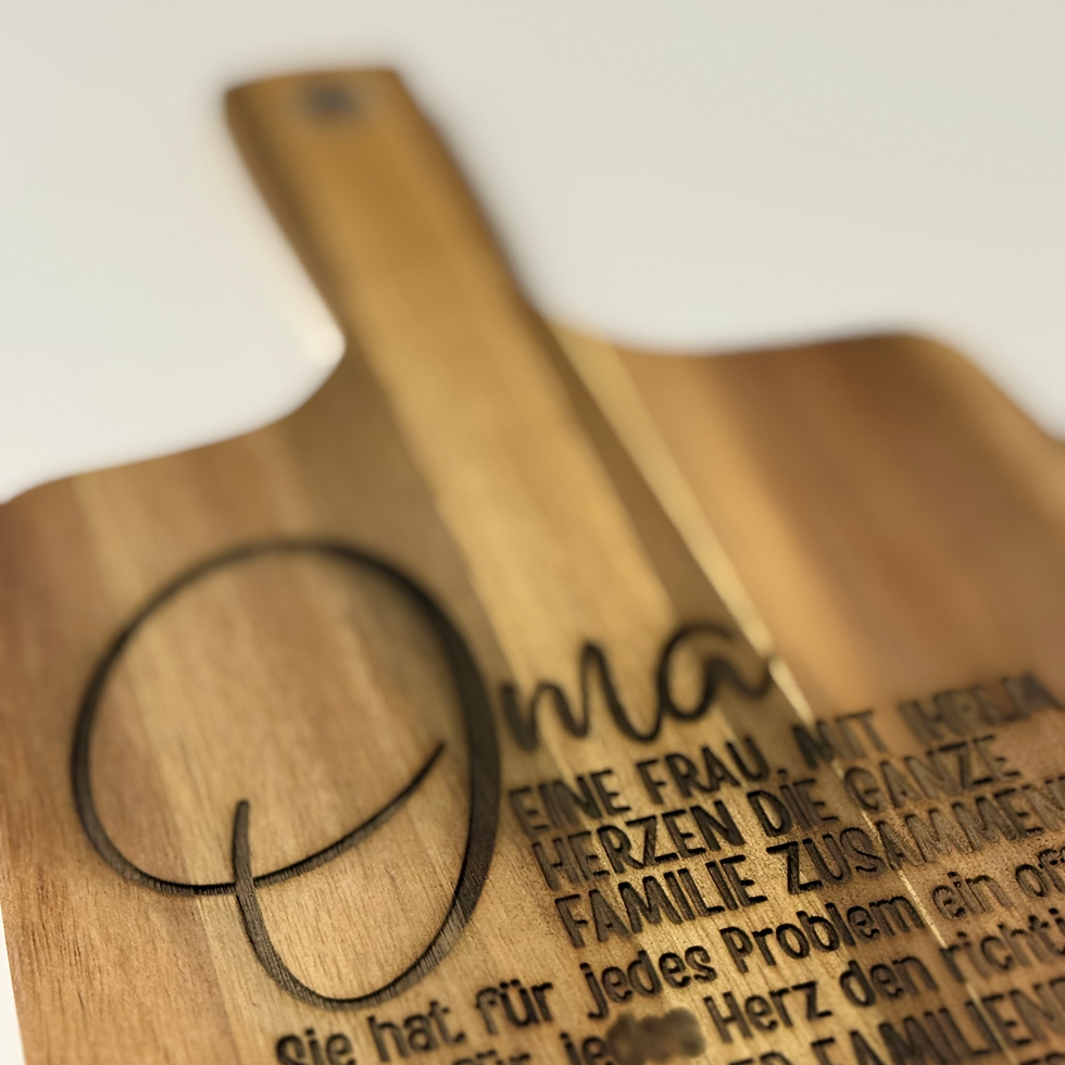 Miniaturbild: Holzbrett mit Gravur „Oma“ – ein Geschenk voller Liebe & Dankbarkeit