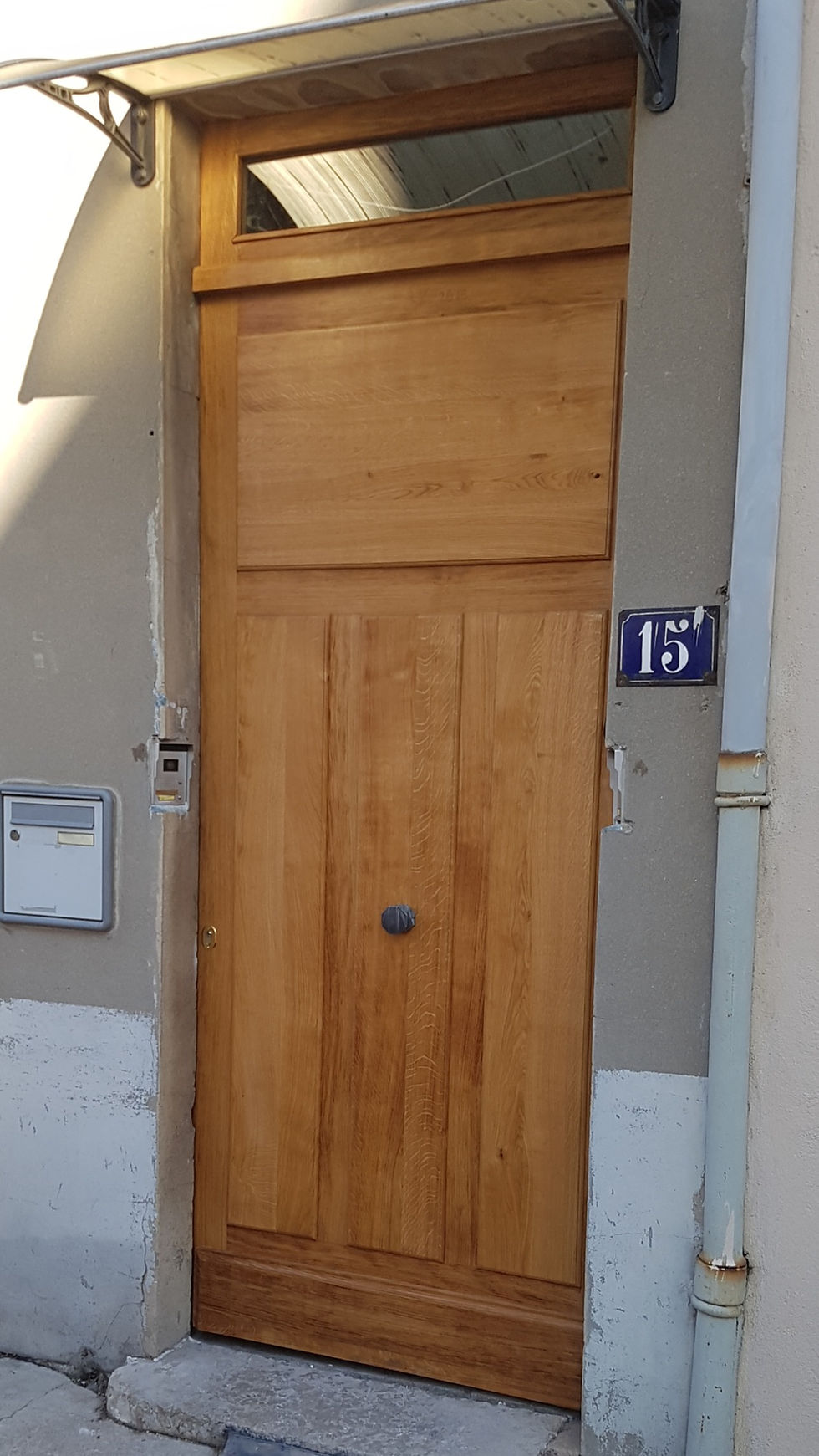 Porte d'entrée d'immeuble en chêne