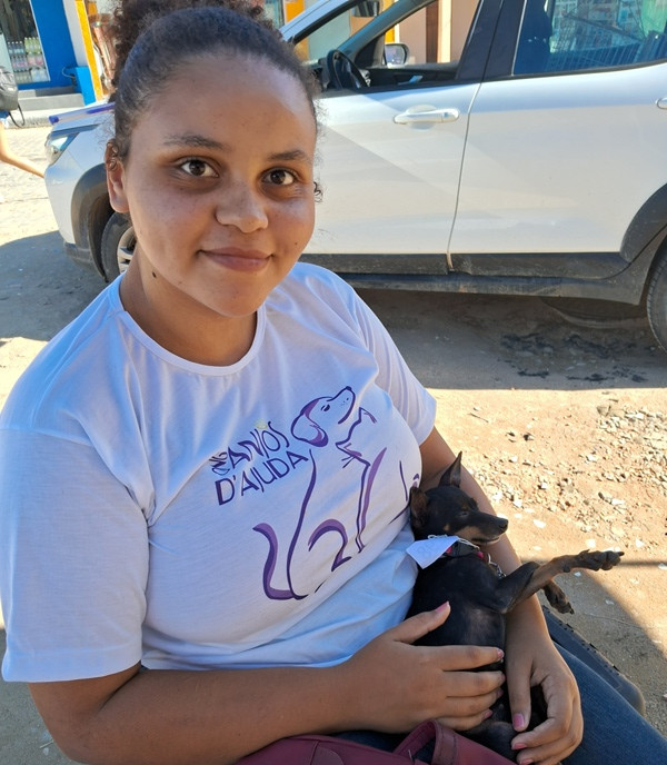 voluntária Joana ajudando no mutirão com castrabus.jpg