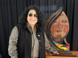 Bera Bauza da imagen física a WEF Venezuela, quienes reconocen sus 30 años de trayectoria artística