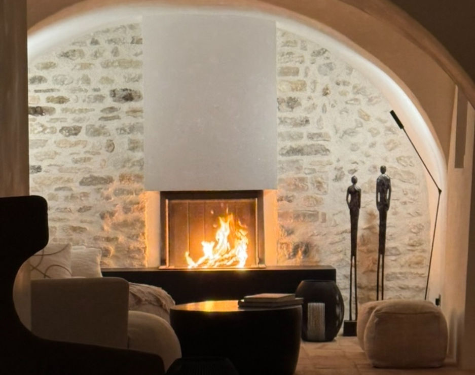 Cheminée Kalfire 66/48s trois faces sans montant apparent, tubage du boisseau, habillage complet.
Installé dans le Vaucluse près de Gordes, cheminée design allumée dans une voute en pierre dans un mas en provence dans le Vaucluse,