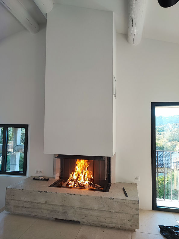 Foyer bois KALFIRE 9047S trois faces installé à GORDES dans le Vaucluse (84) par Flamme Concept, cheminée design, décoration intérieure.