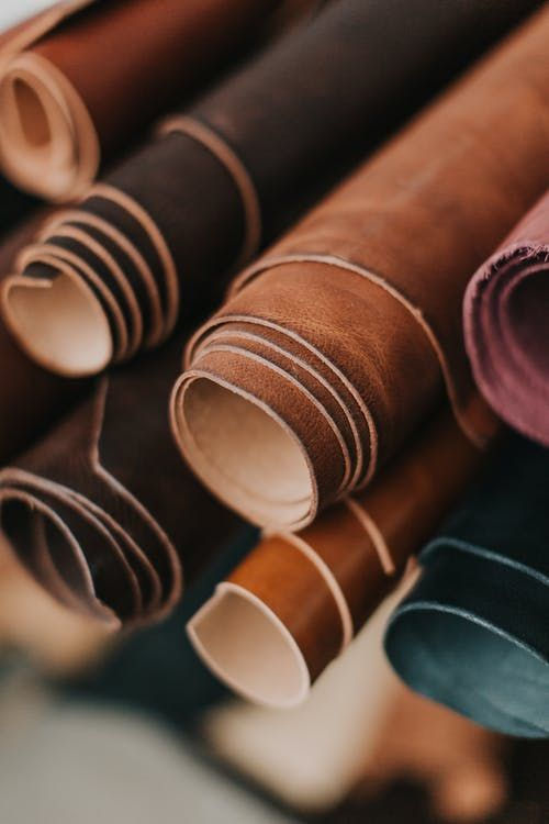 Couro Sintético ou Couro Natural: Qual é a Melhor Escolha para Sua Decoração?