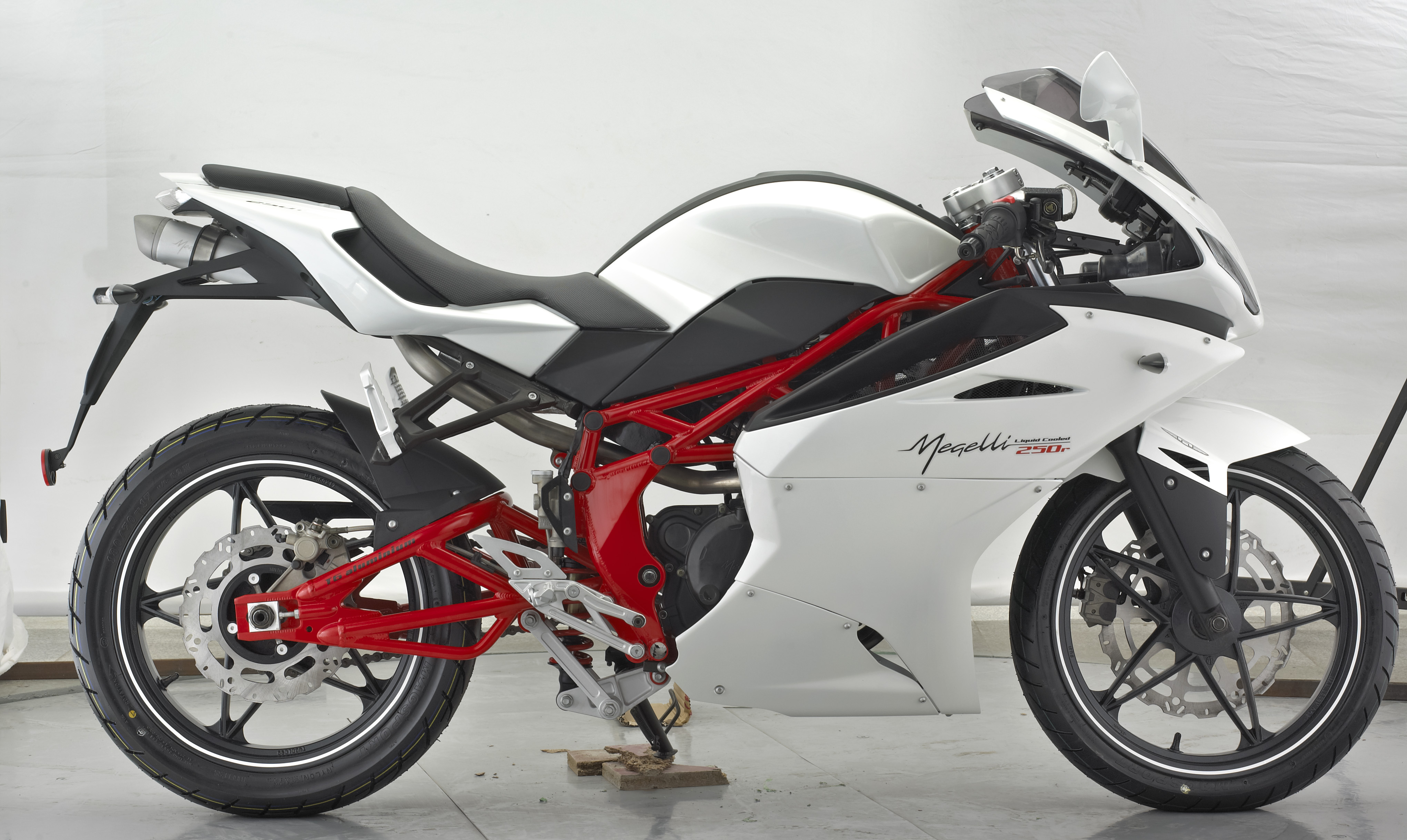 Megelli Sport R- White