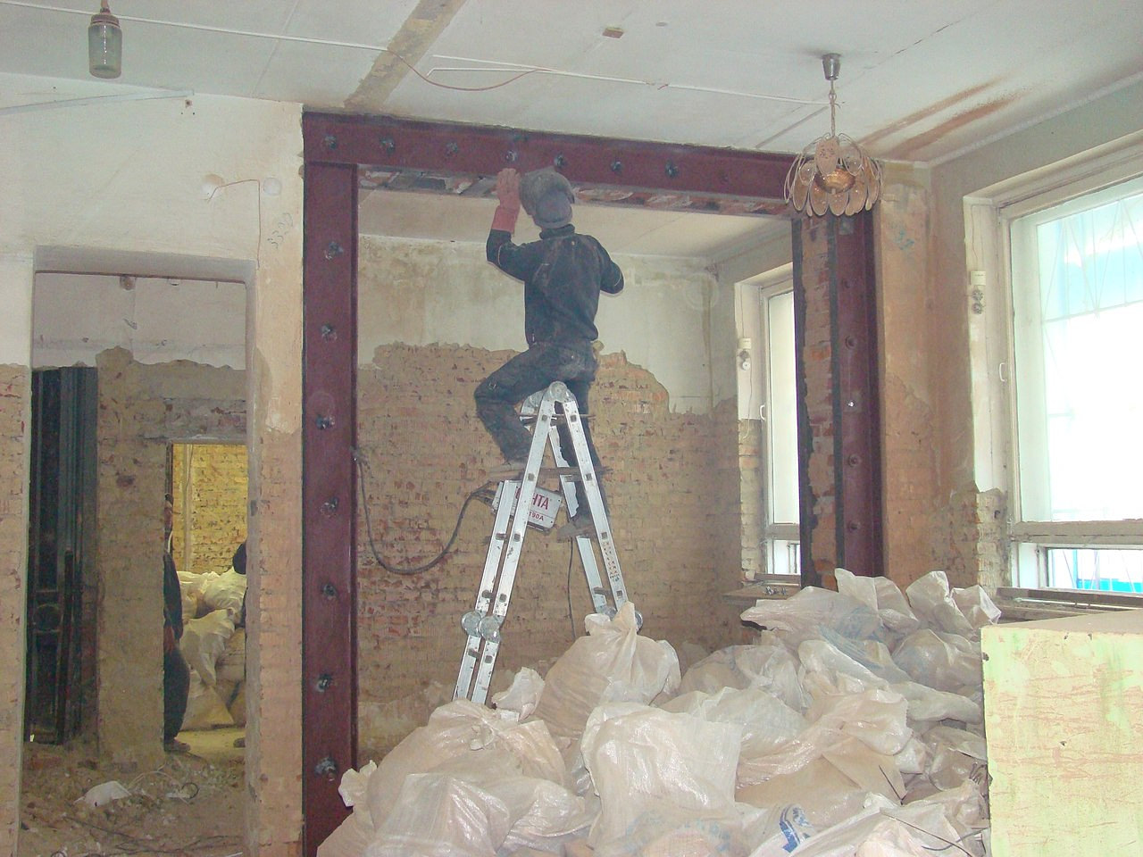 демонтаж проема в стене. прорезка проемов в железобетонной стене. алмазное резка проема в несущей стене. резка дверных проемов в бетоне. демонтаж кирпичных перегородок.