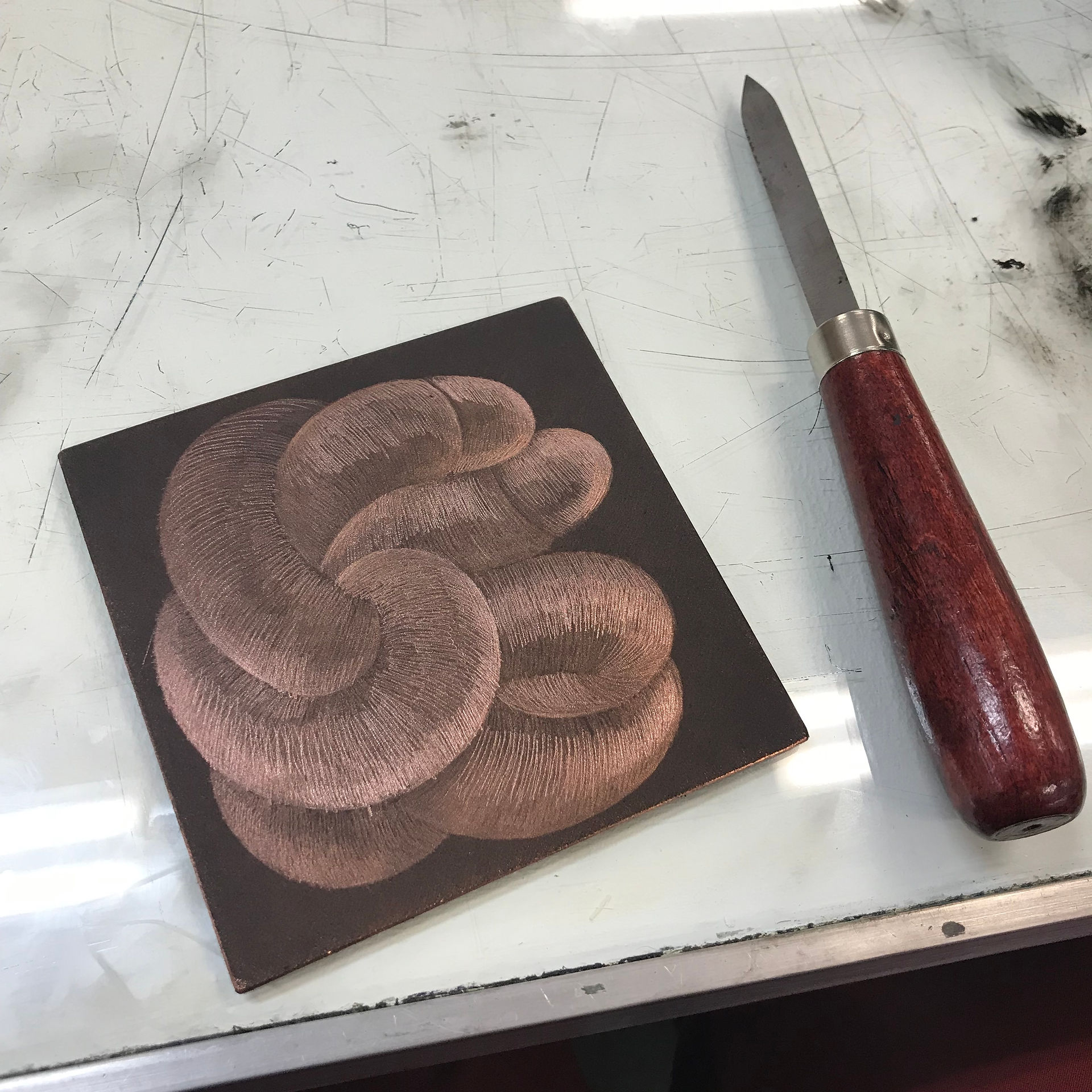 Mezzotint 작업한 동판과 스크래퍼