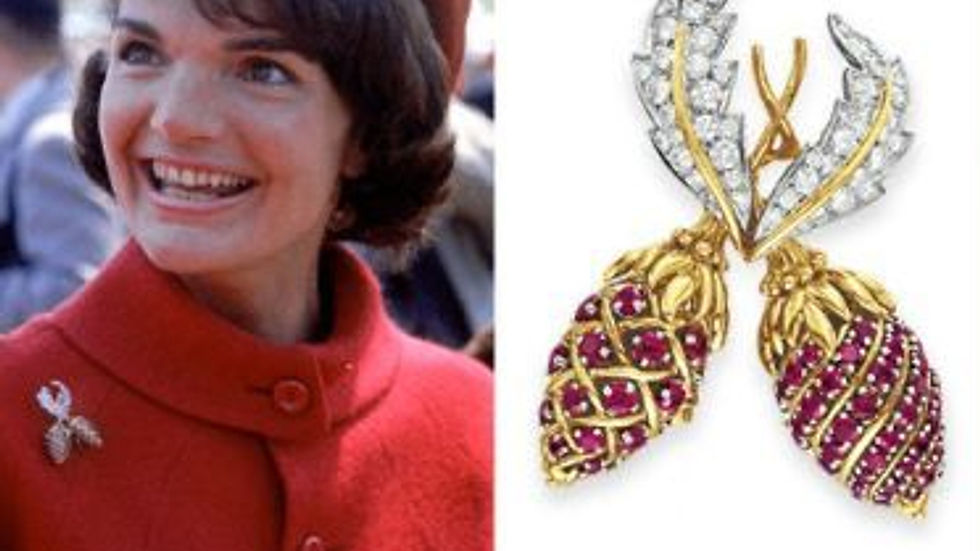 jackie kennedy usando el broche berry