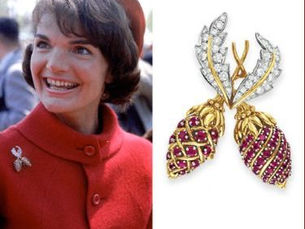 jackie kennedy usando broche diseñado por Jean Schlumberger for Tiffany & Co. in 1960
