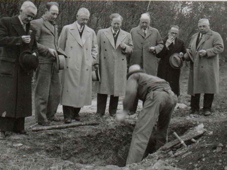 Hva er det gutta gravlegger her?