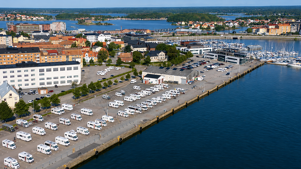 Karlskrona Stadsmarina - bobilpark med sjøutsikt midt i verdensarvbyen. Illustrasjon (AI)