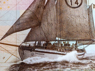 TC medlem Johan J. Petersen og de nye 500 kronesedler