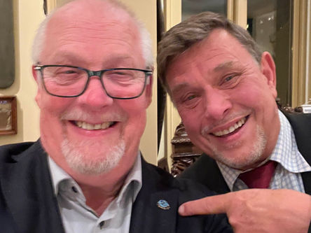 Alan Billyeald tildeles Æresmedlemskap i Travellers´ Club