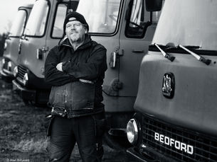 Ole Jacob Hellerud foran sine Bedford lastebiler