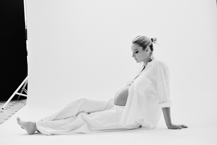 Zwangerschapsshoot in de fotostudio in leuven.