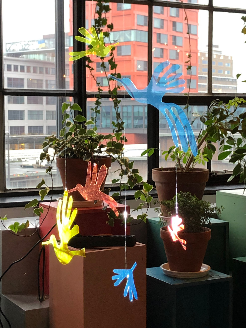 birds mobile, moving with the sounds and projecting their colours on the video