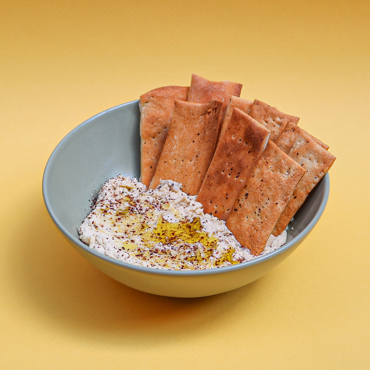 Bol de houmous et crackers maison