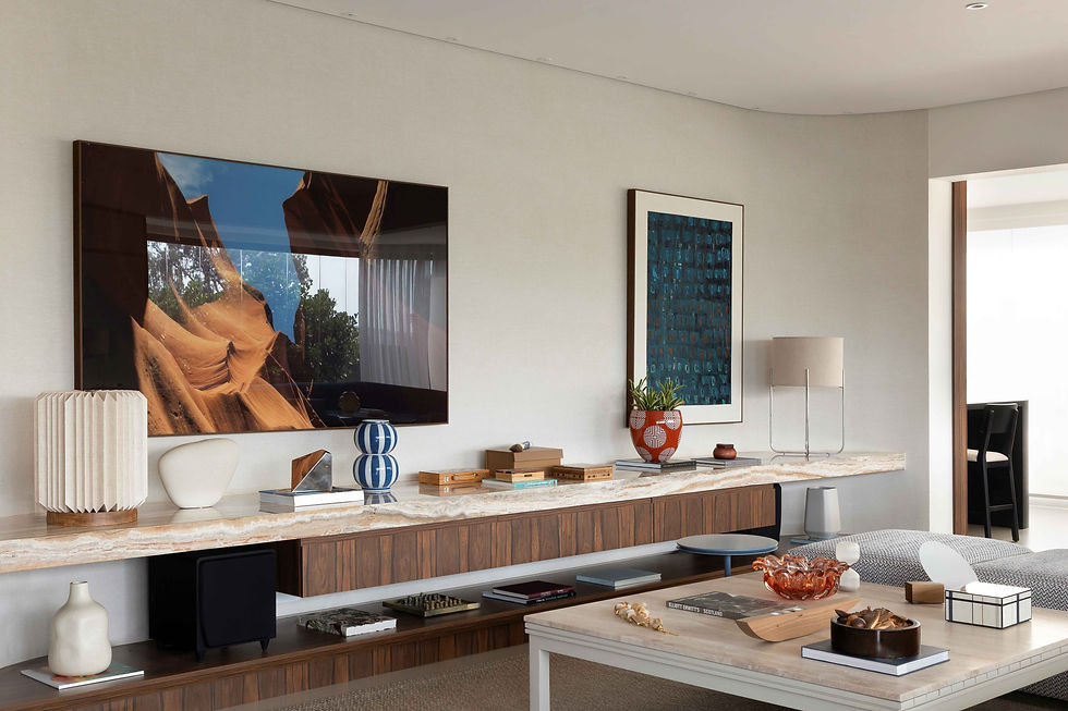 En el baño principal (abajo), un mueble de diseño personalizado con tiradores cromados, de forma redondeada y mayores dimensiones, proporciona un resultado estético más refinado. Los dormitorios infantiles, por su parte, siguen el mismo lenguaje estético que el resto del departamento, aunque cada uno tiene su propia identidad.