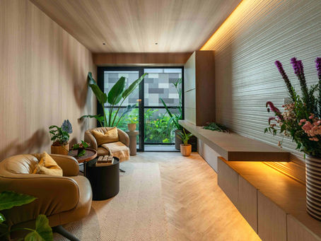Detrás de cada espacio hay semanas de polvo, replanteos en obra y decisiones milimétricas. En este artículo te mostramos la realidad de la arquitectura de interiores: cómo un departamento monótono y estándar se puede convertir en un refugio sensorial.