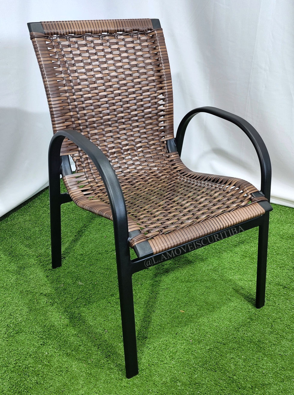 Cadeira em fibra sintética para varanda, sacada e área externa.