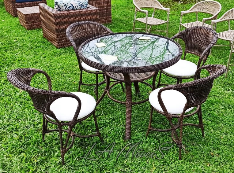 Conjunto de mesa e cadeiras em fibra sintética para sacada, varanda, jardim e área externa.
móveis para área externa