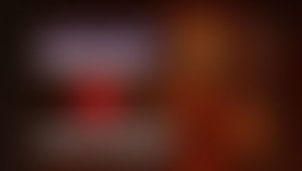 Imagem da Onda Encantada do Caminhante do Céu – a 5ª onda do Tzolkin. Representa o selo vermelho do Caminhante do Céu com palavras-chave: Vigilância, Espaço e Explorar. Um mestre sábio com símbolo do infinito e mandala luminosa transmite sabedoria e expansão da consciência. Arte do site Viajantes do Tempo.