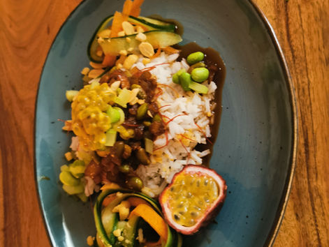 Stir-Fry Reis mit Gemüsenudeln, Erdnüssen und Passionsfrucht