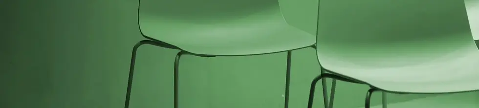 Moderne Stühle in einem grünen Design