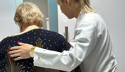 Consulta médica e recomendação de curativos. Cuidado humanizado e holístico