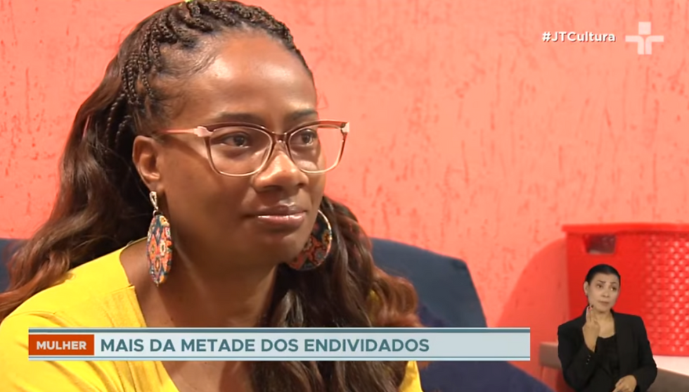 Mulher negra em plano close up durante entrevista