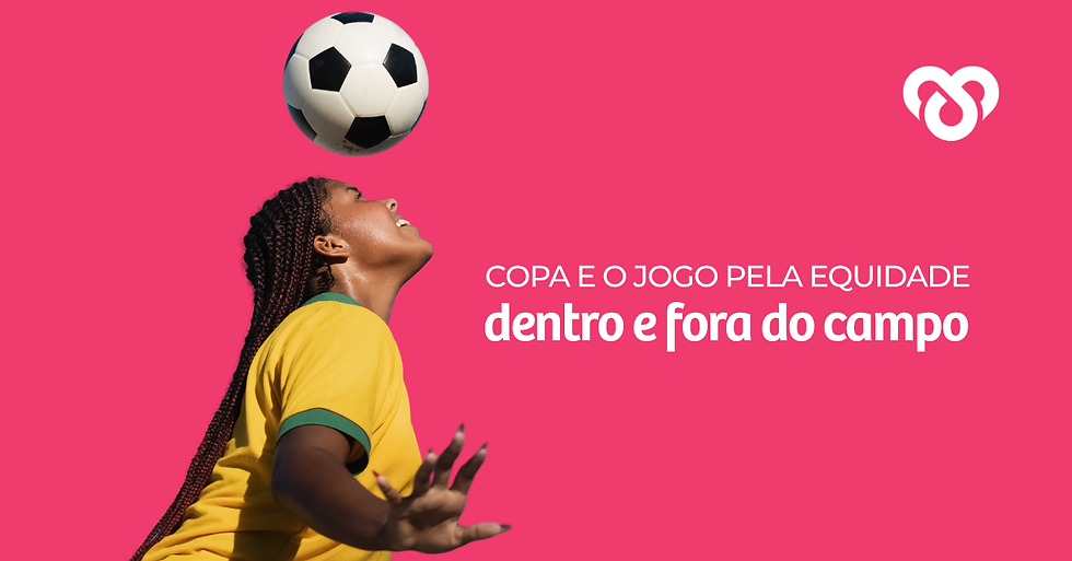 Mulher negra com tranças, vestindo a camisa amarela da seleção brasileira, olhando para cima enquanto faz embaixadinha com uma bola de futebol.