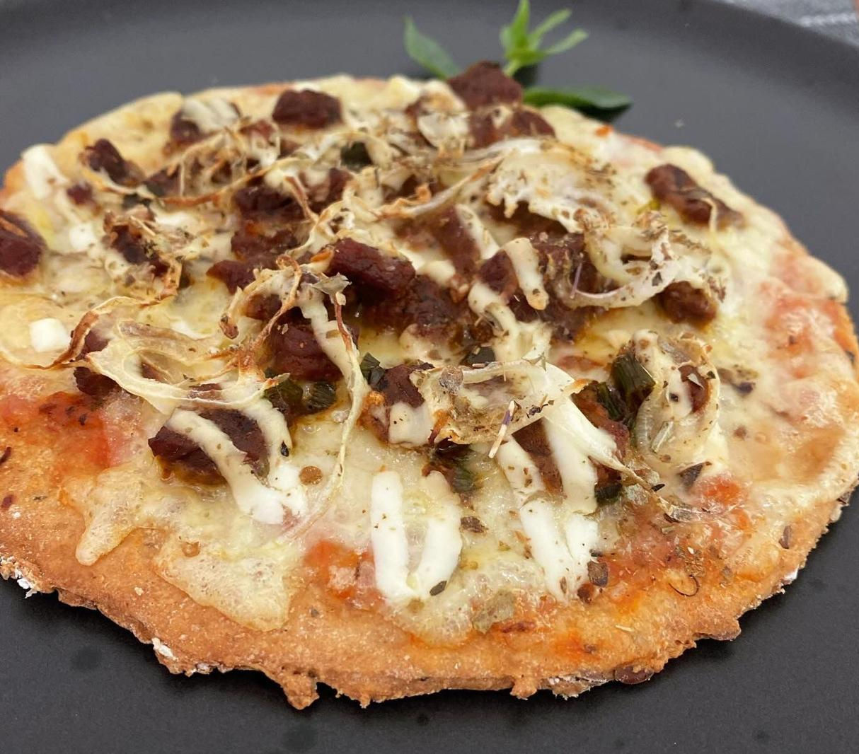 Pizza saudável de mignon acebolado