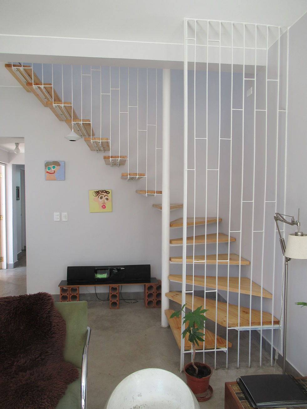 Escalera y peldaños de pino