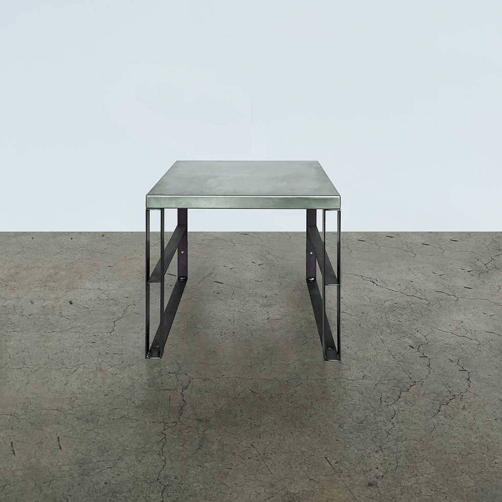 サムネイル： ベッドサイドテーブル