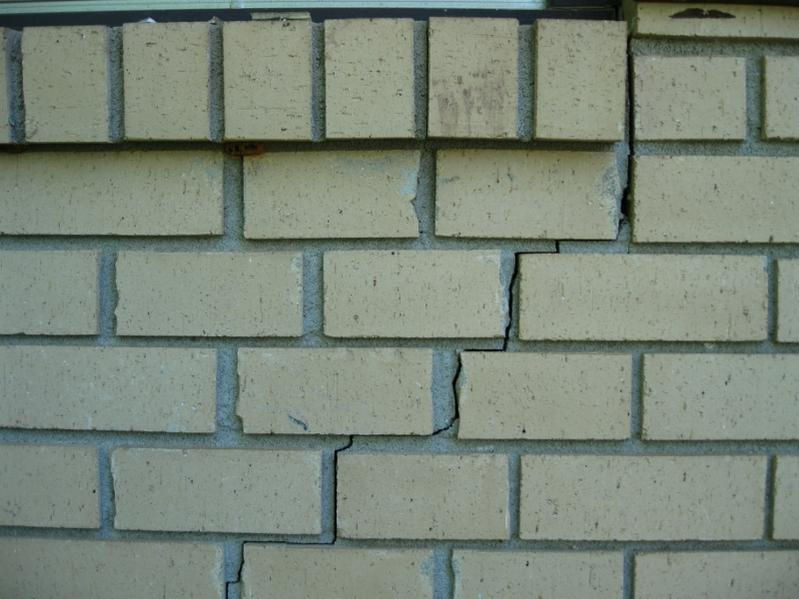 fissure-dans-la-brique-en-forme-descalier