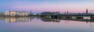 panorama, ijssel, de mars, torens van zutphen, ijsselbrug, zonsondergang, blauwe uurtje, hoog water, koelhuis, spiegeling op water, roze gloed, lucht, spoorbrug, zutphen, walburgiskerk, wijnhuistoren, katholieke kerk
