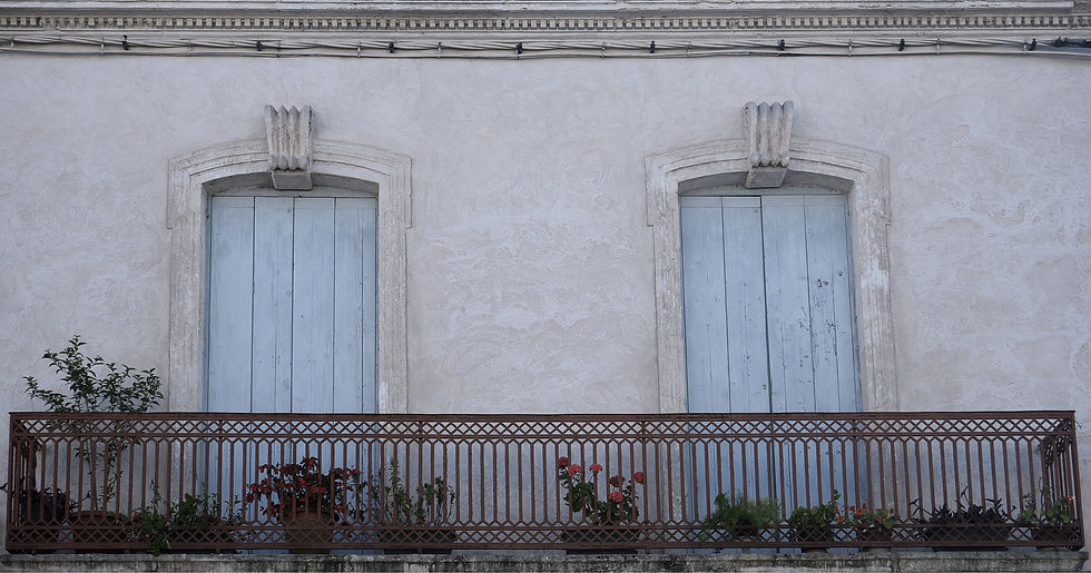 Historische gevel met verweerde luiken en natuurlijke patina, als inspiratie voor de tijdloze schoonheid van Di Legno eiken vloeren.
