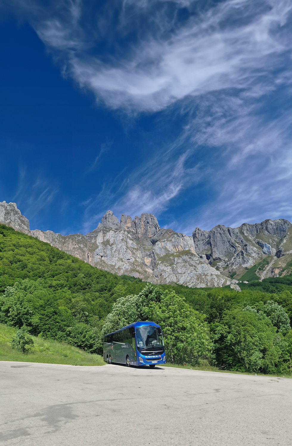 Un autocar de tourisme dans les montagnes