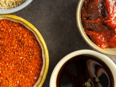 Koreanische Gewürze wie Gochugaru, Gochujang und Sojasauce