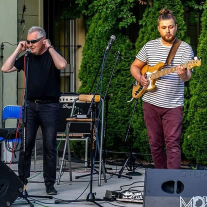 Witek Świątczak i Bartek Siepsiak. Zakończenie lata Miejski Ośrodek Kultury w Zgierzu. Utwór iprowizowany.