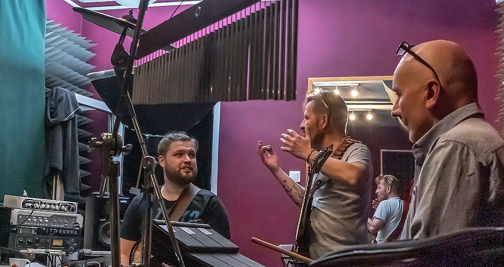 Próby przed koncertem premierowym "Łamigryf" Bartek Siepsiak Band w Miejskim Ośrodku Kultury w Zgierzu. Od lewej Bartłomiej Siepsiak, Darek Karwowski, Darek Maj. Zdjęcie wykonał Lech Baczyński.