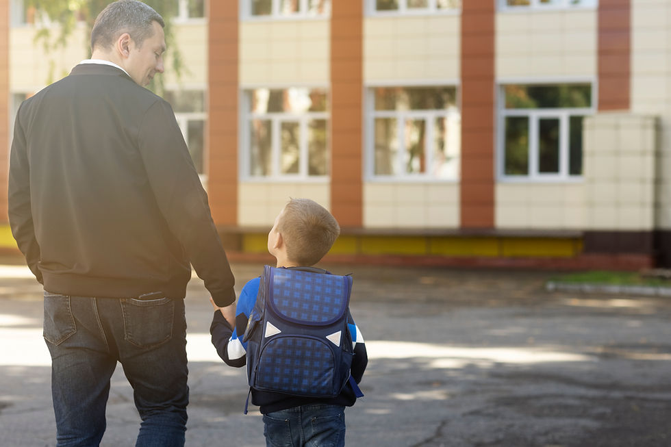 Qual é o papel da escola no apoio às famílias?