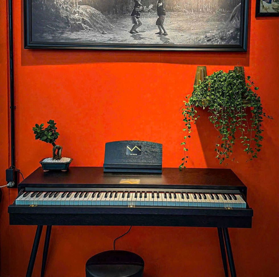 ( Piano được set up tại nhà của khách )